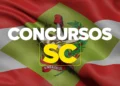 Bandeira de Santa Catarina com destaque para concursos públicos estaduais.