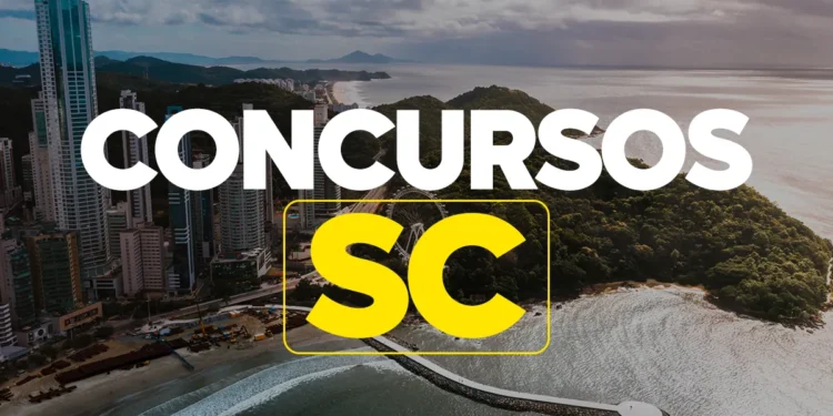 Vista aérea da orla marítima e prédios altos em Santa Catarina com texto concursos SC.