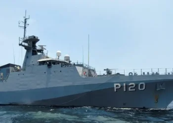 Navio da Marinha do Brasil, com destaque para a embarcação P120 em águas abertas.