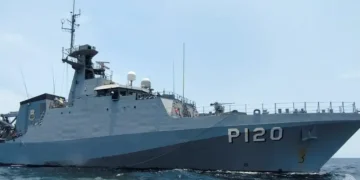 Navio da Marinha do Brasil, com destaque para a embarcação P120 em águas abertas.