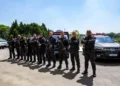 Grupo de agentes da Polícia Penal de São Paulo posicionado em frente a viaturas durante operação institucional.