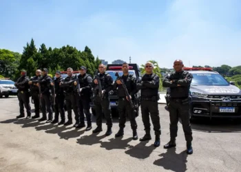 Grupo de agentes da Polícia Penal de São Paulo posicionado em frente a viaturas durante operação institucional.