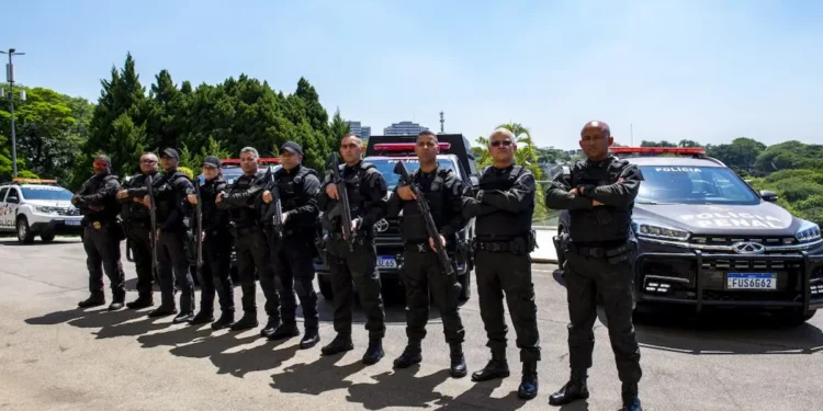 Grupo de agentes da Polícia Penal de São Paulo posicionado em frente a viaturas durante operação institucional.