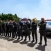Grupo de agentes da Polícia Penal de São Paulo posicionado em frente a viaturas durante operação institucional.