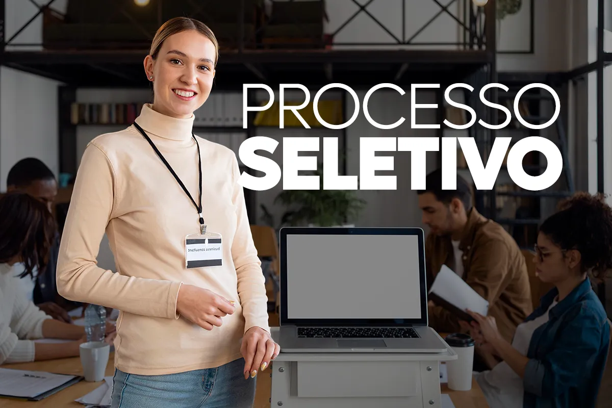 Inscrições abertas para o concurso da Prefeitura de Natal-RN Mulher com laptop ao fundo enquanto se inscreve para o concurso da Prefeitura de Natal-RN.