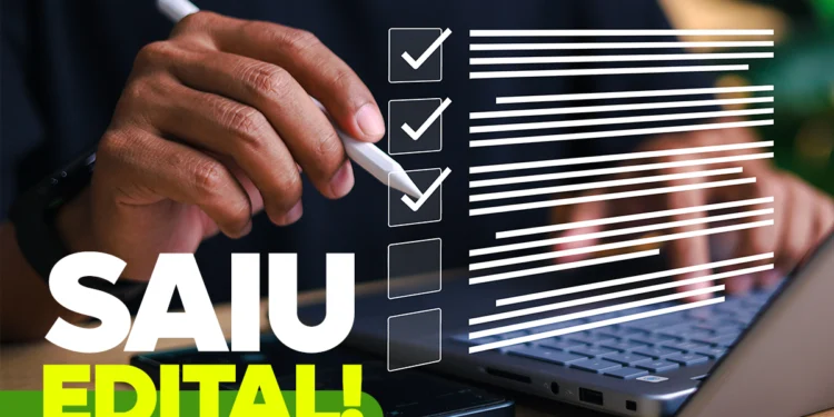 Pessoa digitando no laptop com marcação de tarefas e anúncio de edital de processo seletivo para Ibama e Incra.