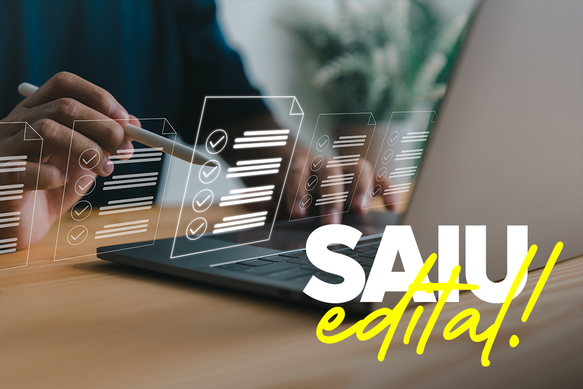 Sistema SAIU para Edital Online Mão interagindo com laptop e lista digital de tarefas em destaque no sistema SAIU editais.