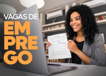 Mulher sorrindo durante videoconferência enquanto apresenta um contrato, ilustrando oportunidades de emprego anunciadas pelo Sicredi.