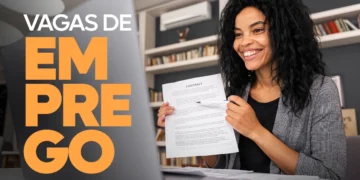 Mulher sorrindo durante videoconferência enquanto apresenta um contrato, ilustrando oportunidades de emprego anunciadas pelo Sicredi.
