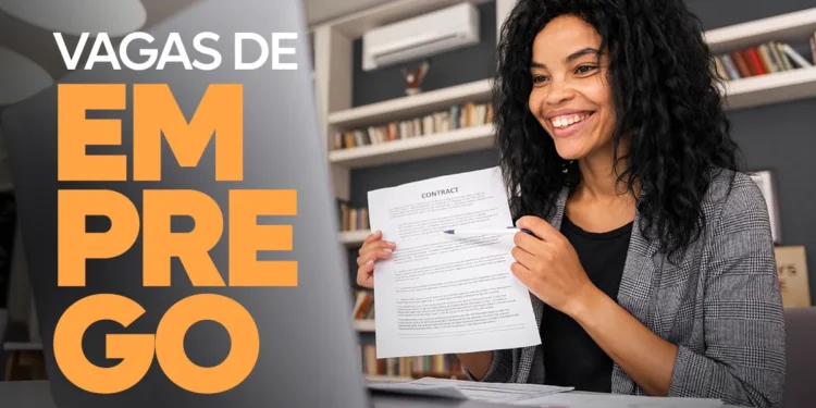 Mulher sorrindo durante videoconferência enquanto apresenta um contrato, ilustrando oportunidades de emprego anunciadas pelo Sicredi.