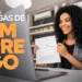 Mulher sorrindo durante videoconferência enquanto apresenta um contrato, ilustrando oportunidades de emprego anunciadas pelo Sicredi.