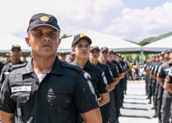 Formandos da Polícia Militar alinhados em cerimônia oficial ao ar livre