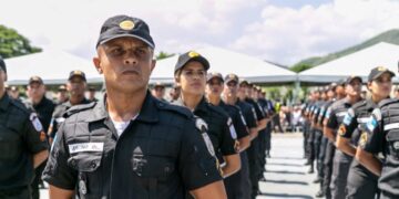 Formandos da Polícia Militar alinhados em cerimônia oficial ao ar livre
