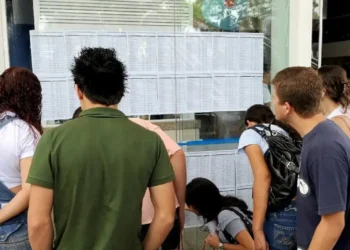 Estudantes consultam listas de gabaritos preliminares do Enade 2025 divulgadas pelo Inep.