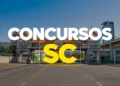 Fachada típica germânica de cidade catarinense com texto Concursos SC destacado.