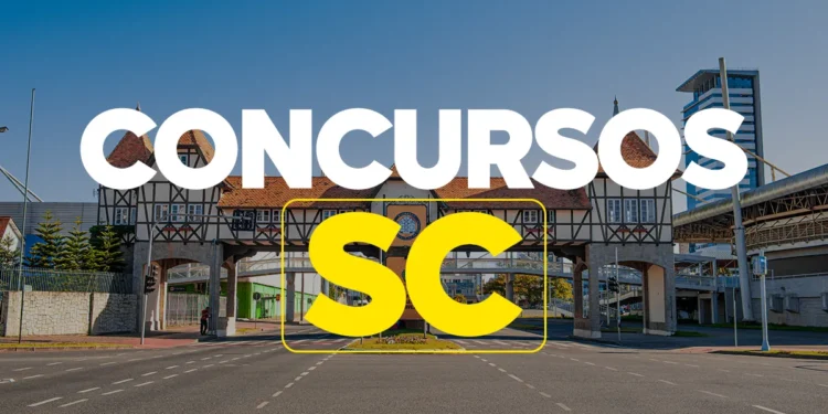 Fachada típica germânica de cidade catarinense com texto Concursos SC destacado.