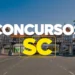 Fachada típica germânica de cidade catarinense com texto Concursos SC destacado.