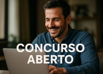 Homem feliz por ver que um novo concurso foi aberto.