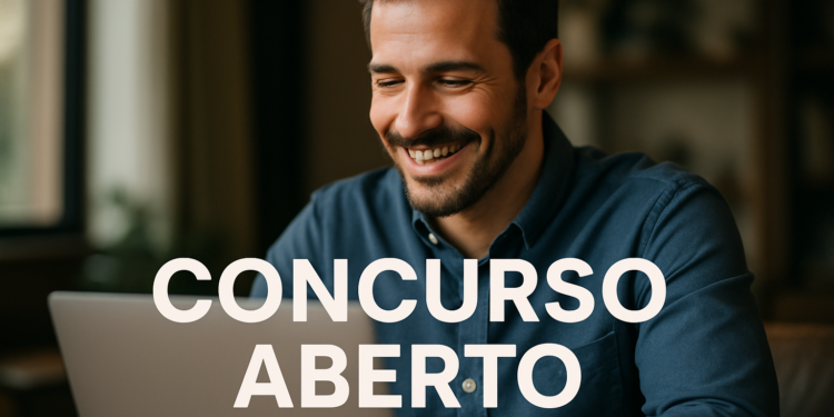 Homem feliz por ver que um novo concurso foi aberto.