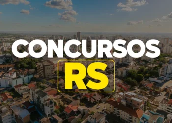 Vista aérea de cidade no Rio Grande do Sul com texto destacado Concurso RS em amarelo e branco