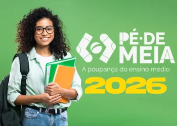 Jovem sorrindo com mochilas e cadernos, Pagamentos do pé de meia 2026.