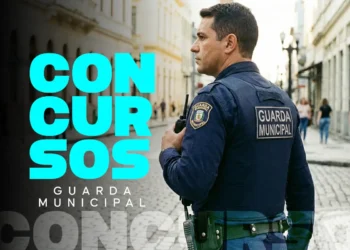 Policial da Guarda Municipal em patrulha na rua com uniforme oficial.