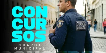 Policial da Guarda Municipal em patrulha na rua com uniforme oficial.