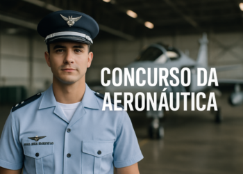 Jovem militar de uniforme da aeronáutica em hangar com avião ao fundo e texto concurso da aeronáutica.