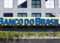Letreiro Banco do Brasil destacado em fachada com fundo amarelo