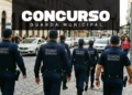 Grupo da Guarda Municipal caminha em rua movimentada do centro do Rio de Janeiro