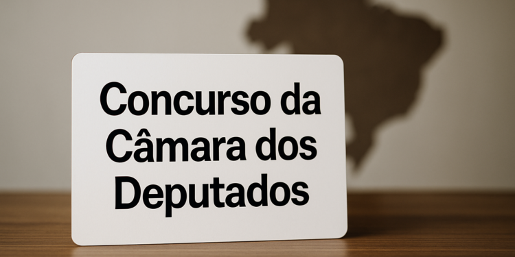 Placa com os dizeres 'Concurso da Câmara dos Deputados' sobre uma mesa.