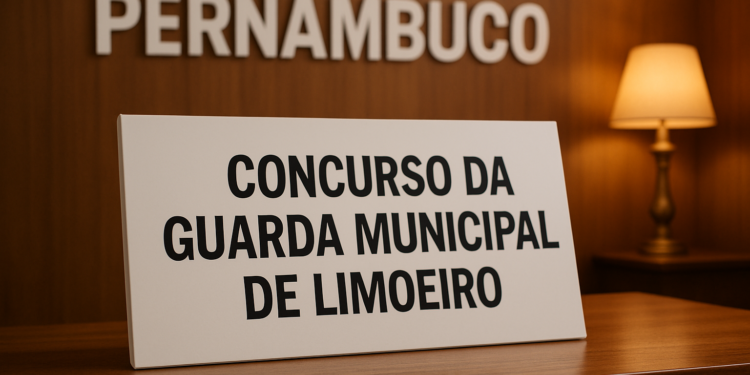 Placa com os dizeres 'Concurso da Guarda Municipal de Limoeiro' sobre uma mesa de madeira.