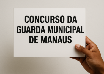 Pessoa segurando placa escrita Concurso da Guarda Municipal de Manaus.