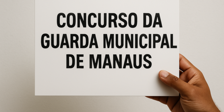 Pessoa segurando placa escrita Concurso da Guarda Municipal de Manaus.
