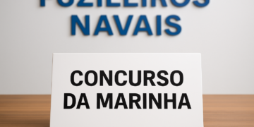 Placa branca com letras pretas escrito "Concurso da Marinha" em mesa de madeira.