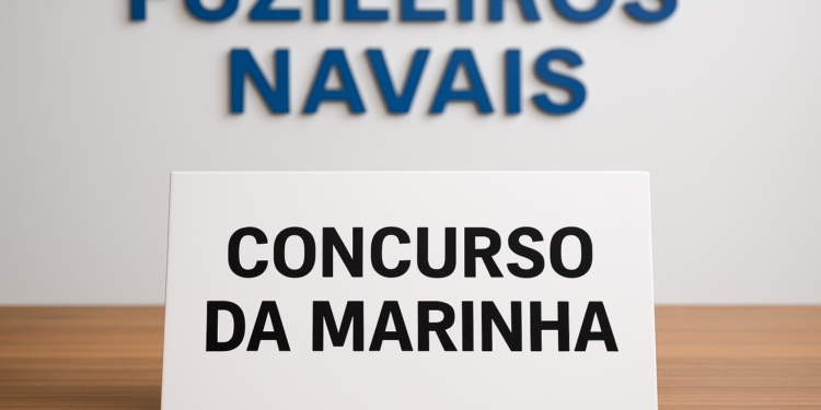 Placa branca com letras pretas escrito "Concurso da Marinha" em mesa de madeira.