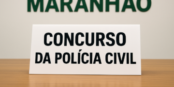 Placa com os dizeres 'Concurso da Polícia Civil' em uma mesa, ao fundo a palavra Maranhão.