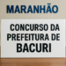 Placa com os dizeres Concurso da Prefeitura de Bacuri.