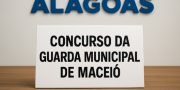 Placa com aviso sobre concurso da Guarda Municipal de Maceió em Alagoas.