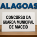 Placa com aviso sobre concurso da Guarda Municipal de Maceió em Alagoas.