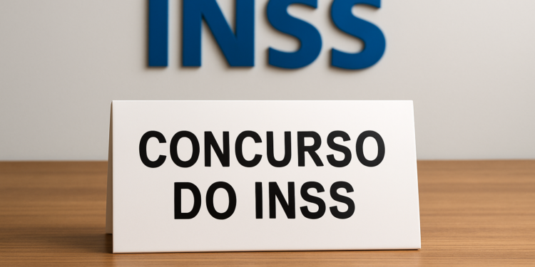 Placa com os dizeres 'Concurso do INSS' sobre uma mesa.