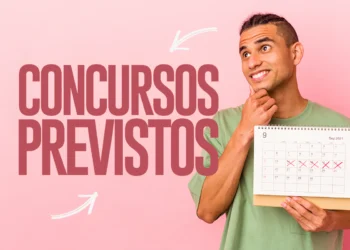 Jovem segurando calendário com datas marcadas sobre fundo rosa e olhando pensativo