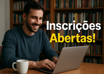 Homem sorridente usando notebook com texto 'Inscrições Abertas'.