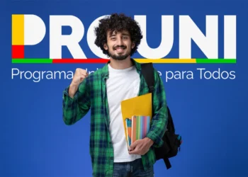 Jovem com mochila e pastas coloridas sorri e faz gesto de aprovação em frente ao logo do PROUNI.