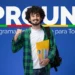 Jovem com mochila e pastas coloridas sorri e faz gesto de aprovação em frente ao logo do PROUNI.