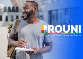 Jovem segurando mochila e caderno, sorrindo em ambiente universitário durante pré-seleção do Prouni 2026