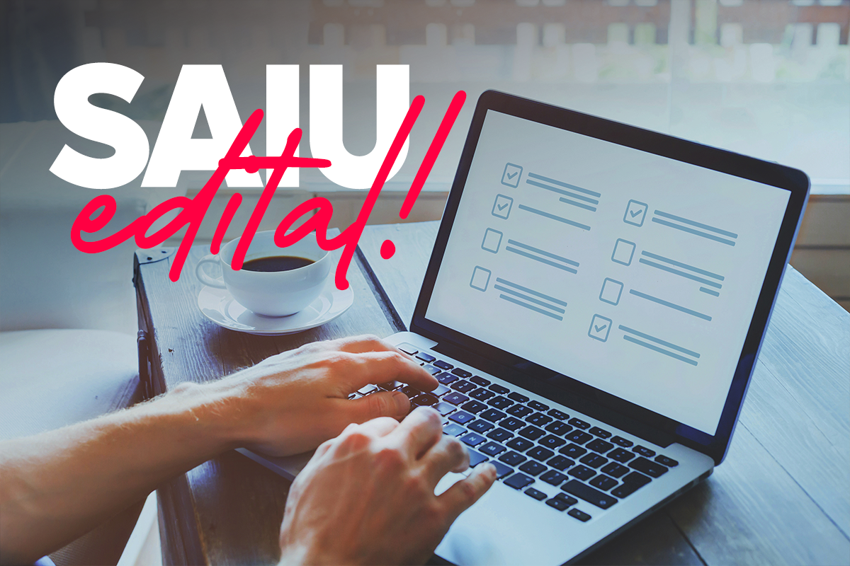 Inscrição online em concurso da Guarda Municipal de SP com salário de R$ 2.387,28 Pessoa digitando no notebook com tela de formulário ao lado de xícara de café