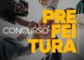 Grupo de pessoas com mãos unidas representando concurso da Prefeitura de Lavras com vagas e salários altos