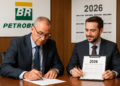 Dois executivos de terno revisam documentos e calendário de 2026 em sala da Petrobras