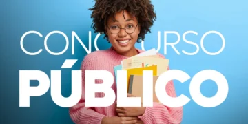 Jovem segurando livros diante da palavra “Concurso Público”, representando concursos com inscrições abertas e salários acima de R$ 16 mil.